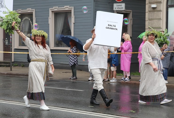 Rīdzinieki skata dziesmu un deju svētku dalībnieku gājienu Rīgā - «Novadu dižošanās» 338765