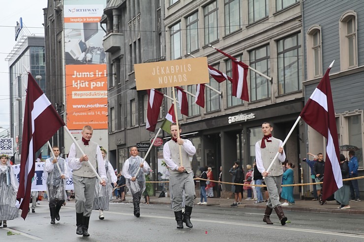 Rīdzinieki skata dziesmu un deju svētku dalībnieku gājienu Rīgā - «Novadu dižošanās» 338766