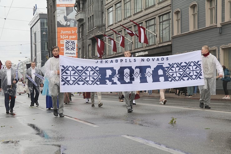 Rīdzinieki skata dziesmu un deju svētku dalībnieku gājienu Rīgā - «Novadu dižošanās» 338768
