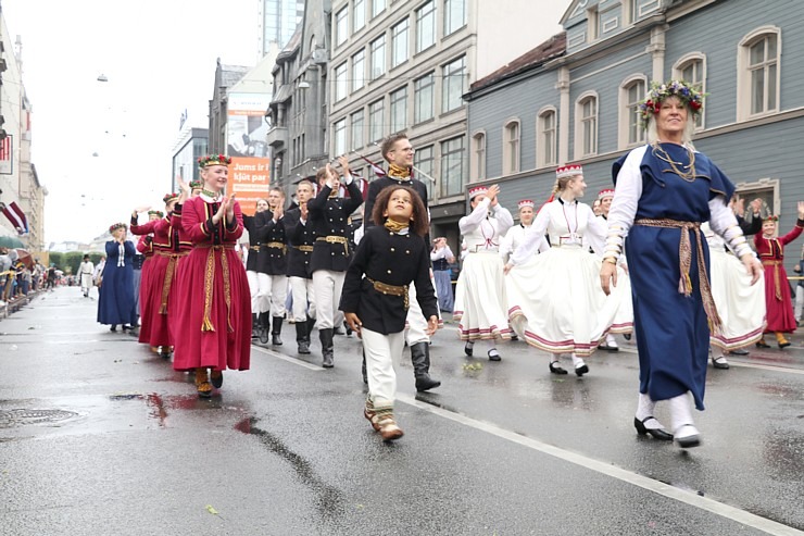 Rīdzinieki skata dziesmu un deju svētku dalībnieku gājienu Rīgā - «Novadu dižošanās» 338769