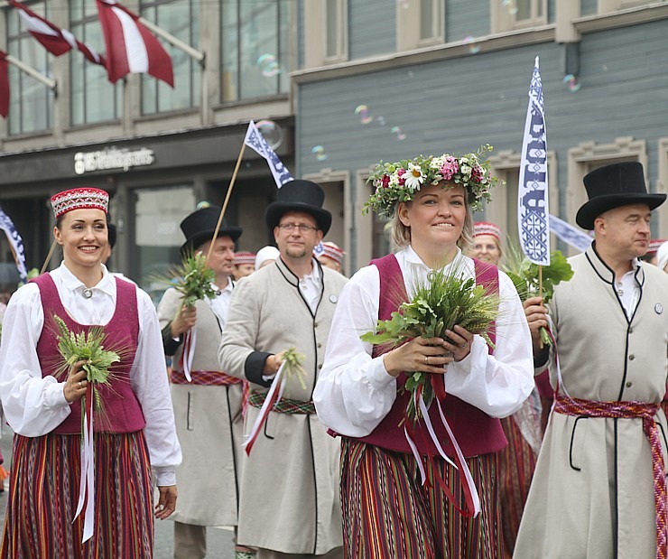 Rīdzinieki skata dziesmu un deju svētku dalībnieku gājienu Rīgā - «Novadu dižošanās» 338770