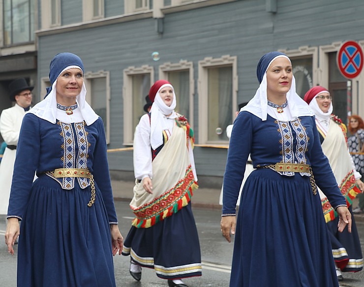 Rīdzinieki skata dziesmu un deju svētku dalībnieku gājienu Rīgā - «Novadu dižošanās» 338771