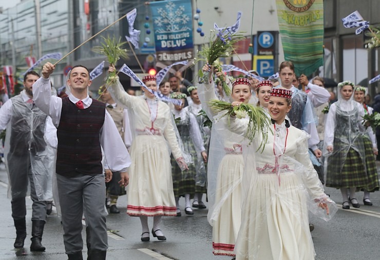 Rīdzinieki skata dziesmu un deju svētku dalībnieku gājienu Rīgā - «Novadu dižošanās» 338772