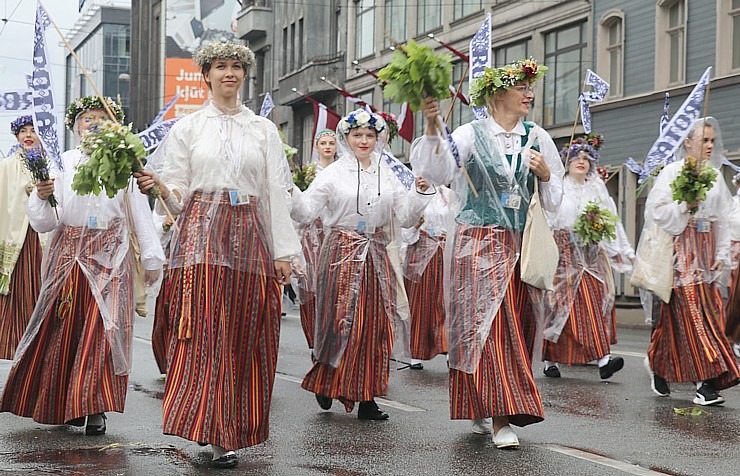 Rīdzinieki skata dziesmu un deju svētku dalībnieku gājienu Rīgā - «Novadu dižošanās» 338775