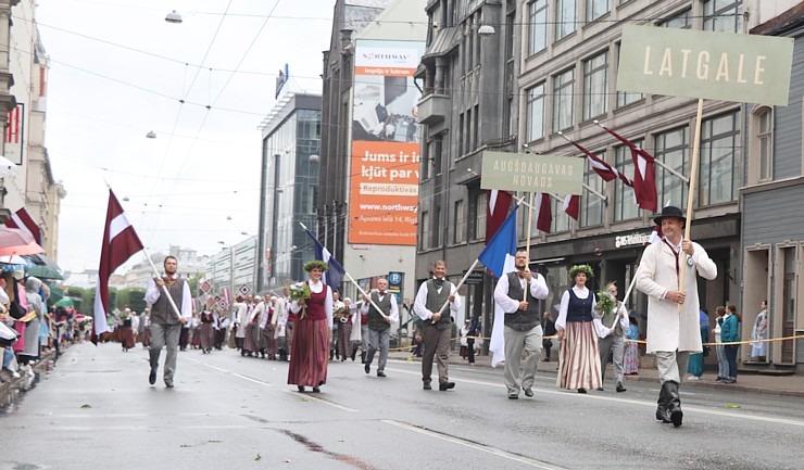 Rīdzinieki skata dziesmu un deju svētku dalībnieku gājienu Rīgā - «Novadu dižošanās» 338777