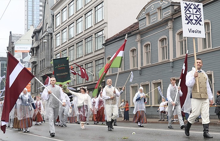 Rīdzinieki skata dziesmu un deju svētku dalībnieku gājienu Rīgā - «Novadu dižošanās» 338778