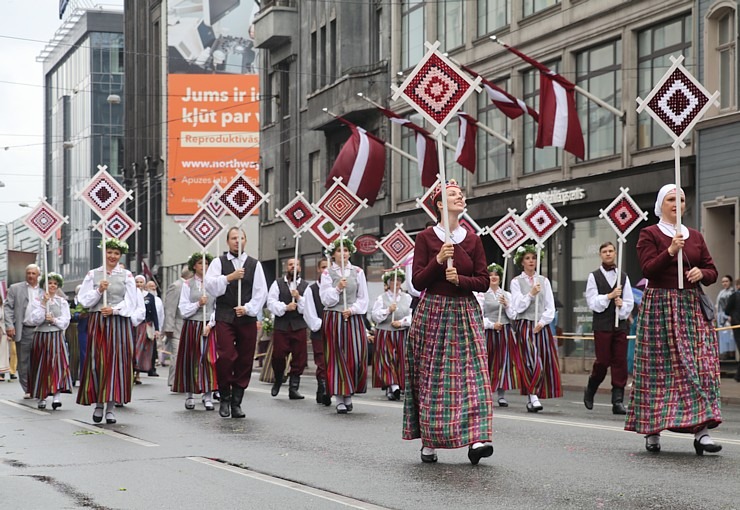 Rīdzinieki skata dziesmu un deju svētku dalībnieku gājienu Rīgā - «Novadu dižošanās» 338779