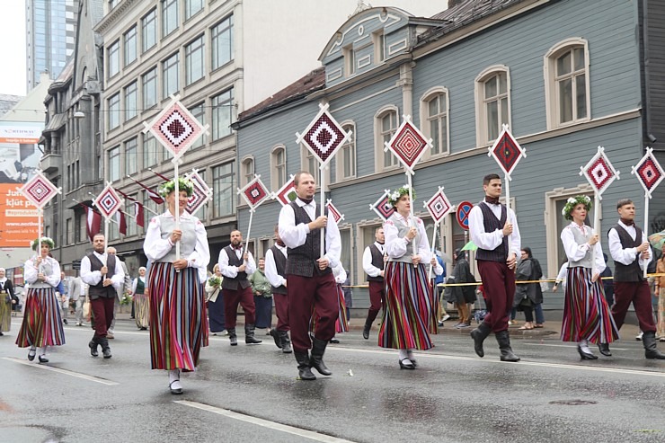 Rīdzinieki skata dziesmu un deju svētku dalībnieku gājienu Rīgā - «Novadu dižošanās» 338780