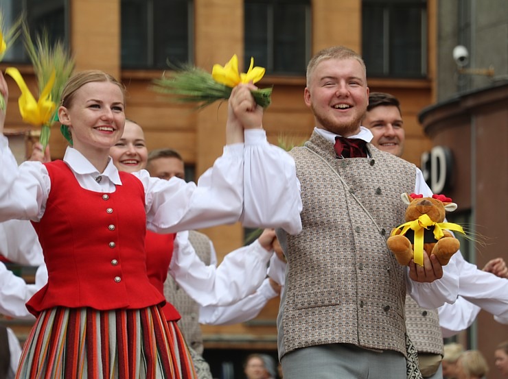Rīdzinieki skata dziesmu un deju svētku dalībnieku gājienu Rīgā - «Novadu dižošanās» 338745