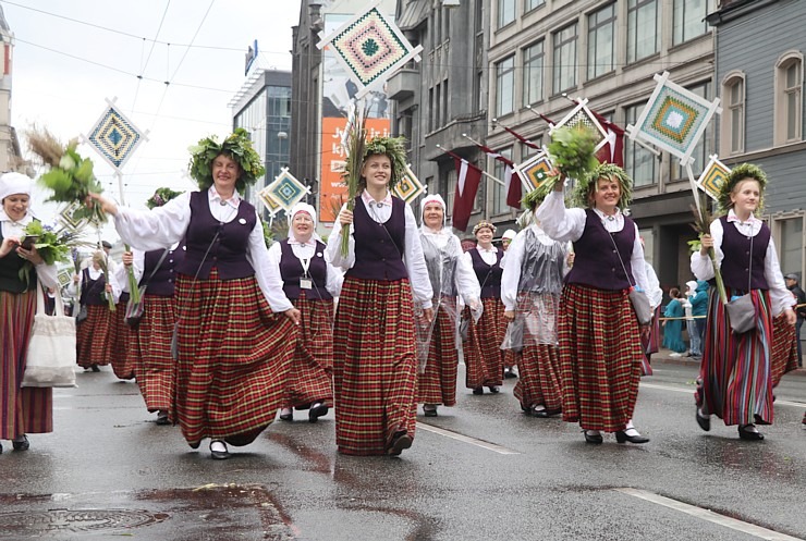 Rīdzinieki skata dziesmu un deju svētku dalībnieku gājienu Rīgā - «Novadu dižošanās» 338781