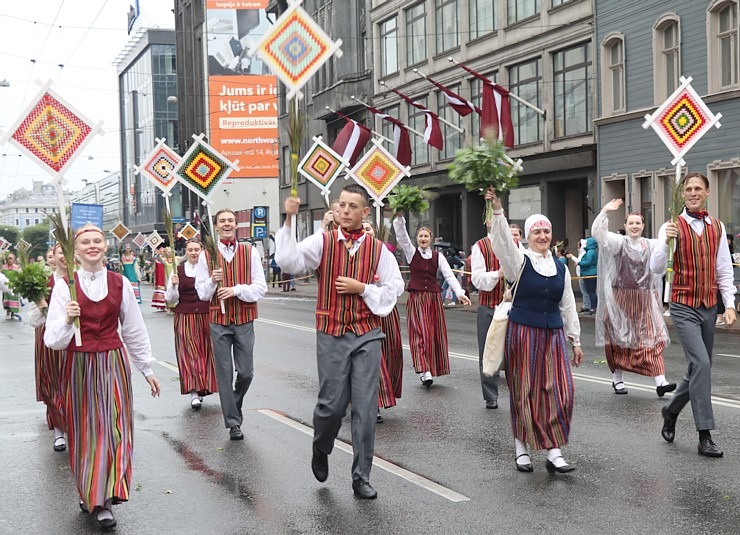 Rīdzinieki skata dziesmu un deju svētku dalībnieku gājienu Rīgā - «Novadu dižošanās» 338782