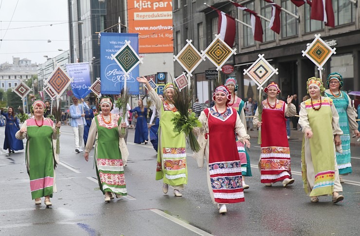 Rīdzinieki skata dziesmu un deju svētku dalībnieku gājienu Rīgā - «Novadu dižošanās» 338783