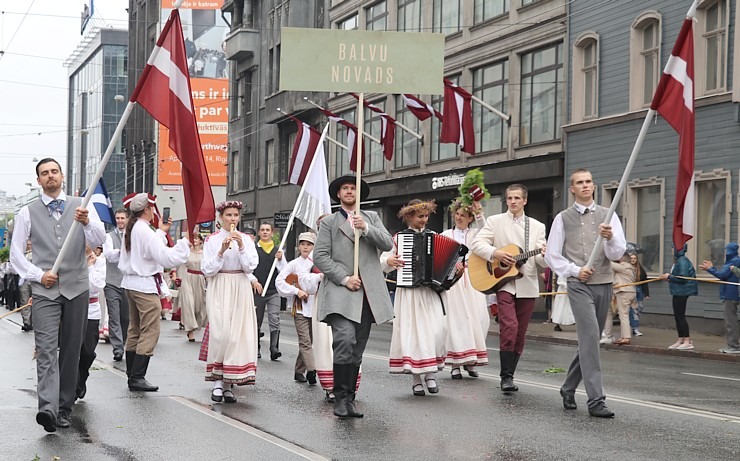 Rīdzinieki skata dziesmu un deju svētku dalībnieku gājienu Rīgā - «Novadu dižošanās» 338784