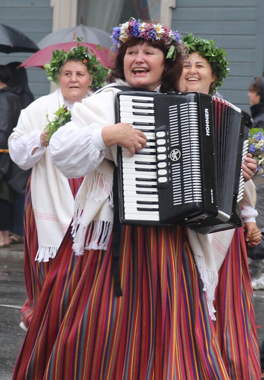 Rīdzinieki skata dziesmu un deju svētku dalībnieku gājienu Rīgā - «Novadu dižošanās» 338788