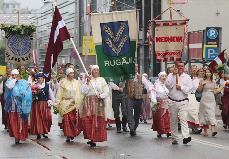 Rīdzinieki skata dziesmu un deju svētku dalībnieku gājienu Rīgā - «Novadu dižošanās» 338789