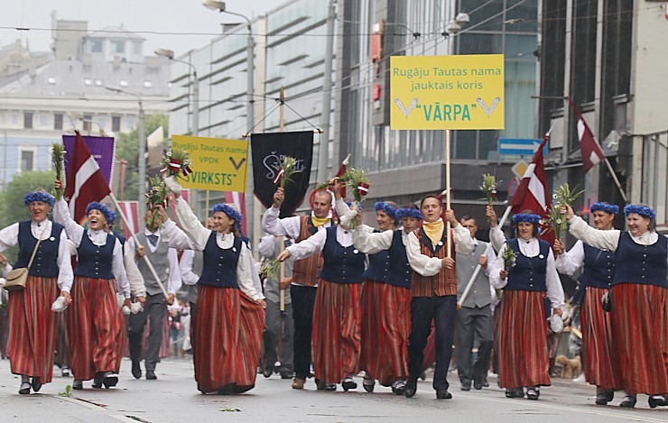 Rīdzinieki skata dziesmu un deju svētku dalībnieku gājienu Rīgā - «Novadu dižošanās» 338790