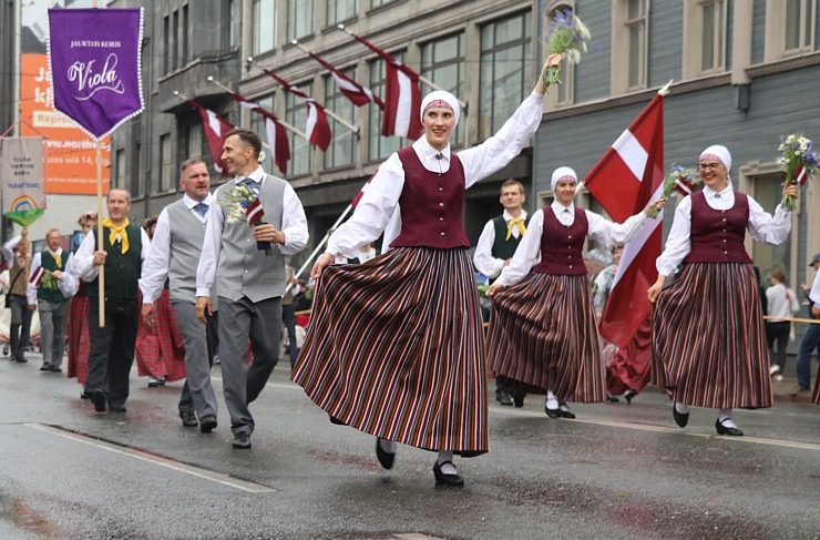 Rīdzinieki skata dziesmu un deju svētku dalībnieku gājienu Rīgā - «Novadu dižošanās» 338791