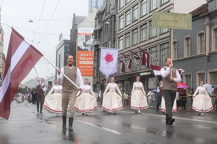 Rīdzinieki skata dziesmu un deju svētku dalībnieku gājienu Rīgā - «Novadu dižošanās» 338792