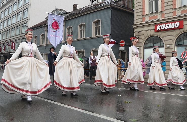 Rīdzinieki skata dziesmu un deju svētku dalībnieku gājienu Rīgā - «Novadu dižošanās» 338793