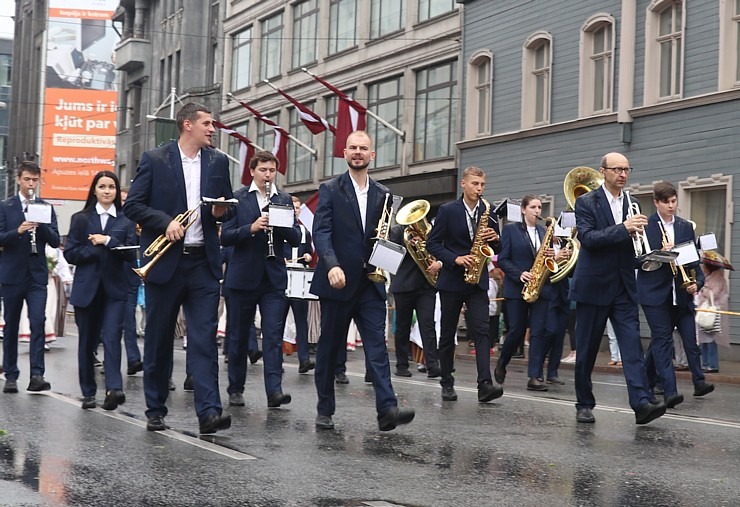 Rīdzinieki skata dziesmu un deju svētku dalībnieku gājienu Rīgā - «Novadu dižošanās» 338795