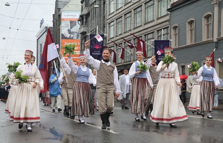 Rīdzinieki skata dziesmu un deju svētku dalībnieku gājienu Rīgā - «Novadu dižošanās» 338796