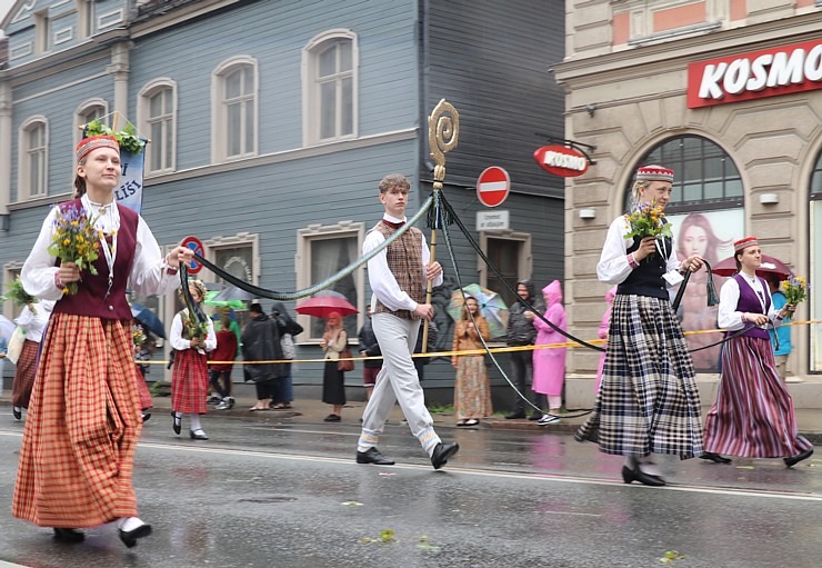 Rīdzinieki skata dziesmu un deju svētku dalībnieku gājienu Rīgā - «Novadu dižošanās» 338799