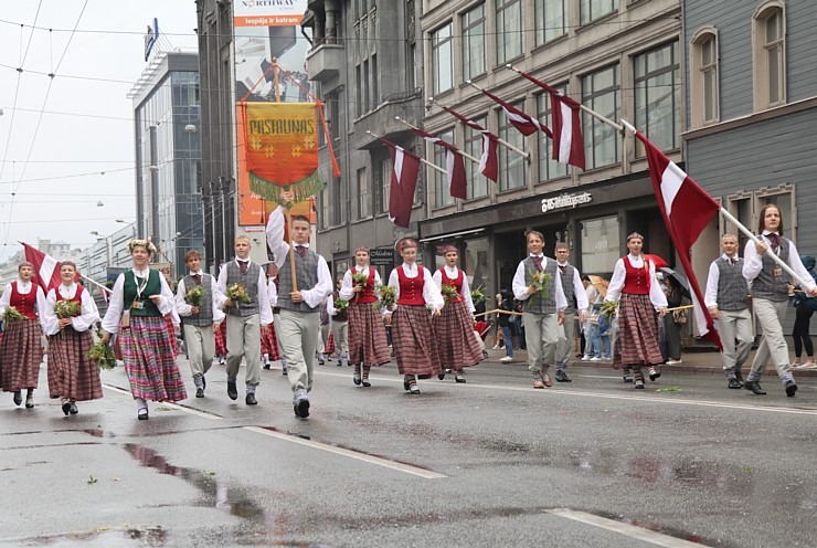 Rīdzinieki skata dziesmu un deju svētku dalībnieku gājienu Rīgā - «Novadu dižošanās» 338800