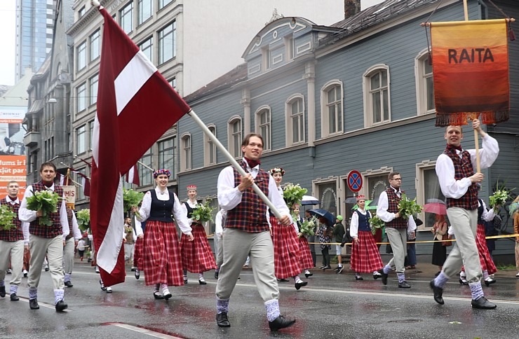 Rīdzinieki skata dziesmu un deju svētku dalībnieku gājienu Rīgā - «Novadu dižošanās» 338801