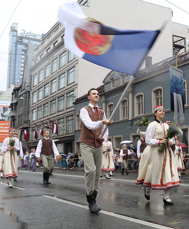 Rīdzinieki skata dziesmu un deju svētku dalībnieku gājienu Rīgā - «Novadu dižošanās» 338802