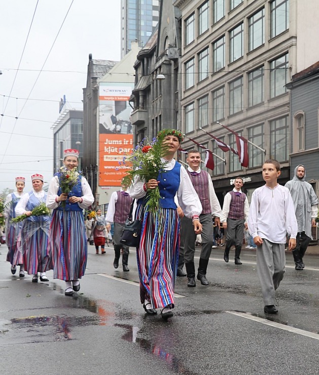 Rīdzinieki skata dziesmu un deju svētku dalībnieku gājienu Rīgā - «Novadu dižošanās» 338804