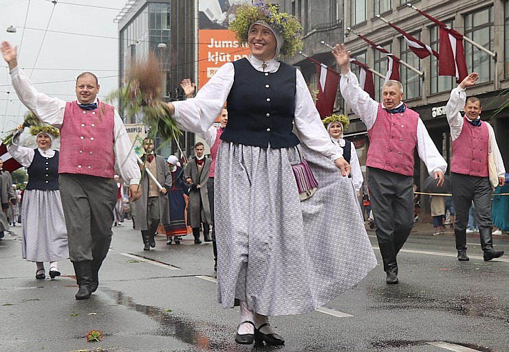Rīdzinieki skata dziesmu un deju svētku dalībnieku gājienu Rīgā - «Novadu dižošanās» 338807