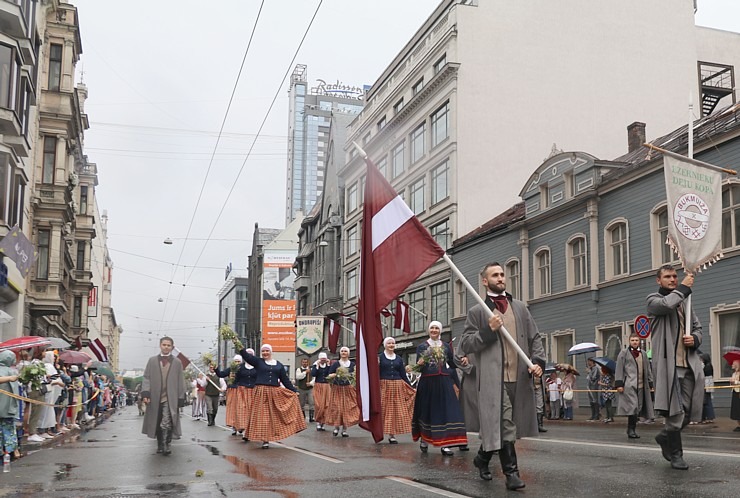 Rīdzinieki skata dziesmu un deju svētku dalībnieku gājienu Rīgā - «Novadu dižošanās» 338808