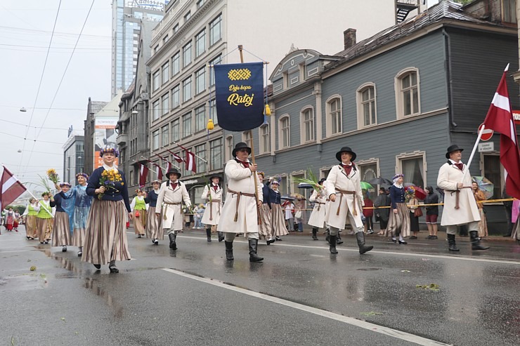 Rīdzinieki skata dziesmu un deju svētku dalībnieku gājienu Rīgā - «Novadu dižošanās» 338809