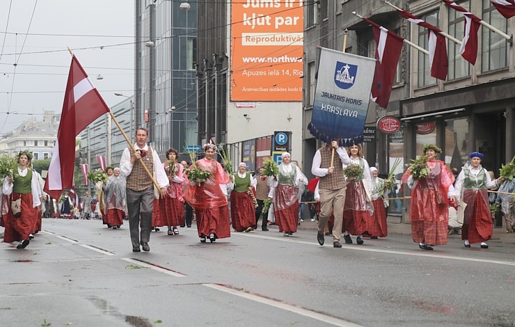Rīdzinieki skata dziesmu un deju svētku dalībnieku gājienu Rīgā - «Novadu dižošanās» 338810