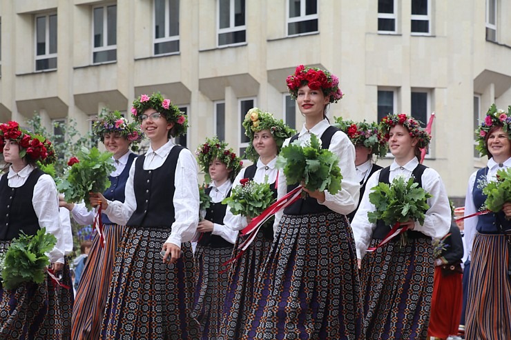Rīdzinieki skata dziesmu un deju svētku dalībnieku gājienu Rīgā - «Novadu dižošanās» 338748