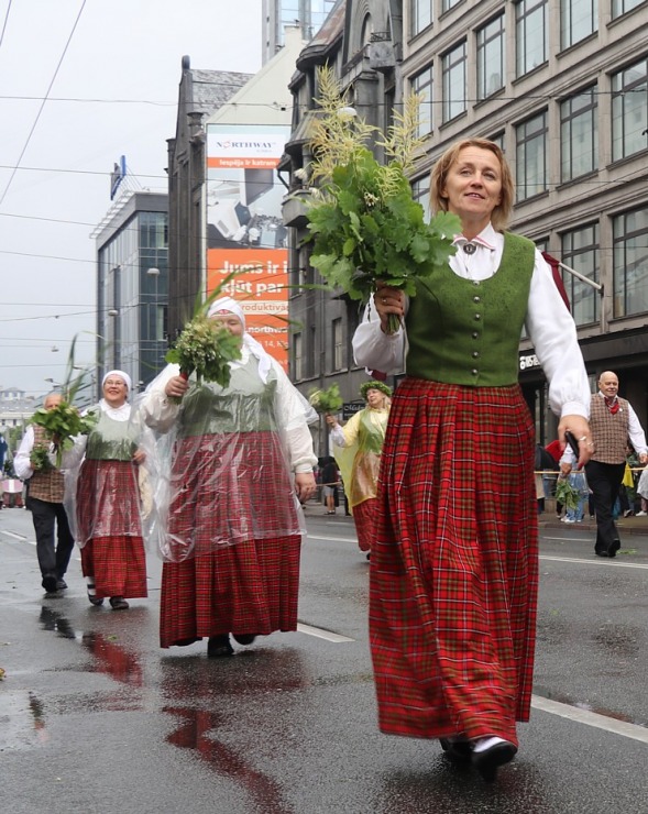 Rīdzinieki skata dziesmu un deju svētku dalībnieku gājienu Rīgā - «Novadu dižošanās» 338811