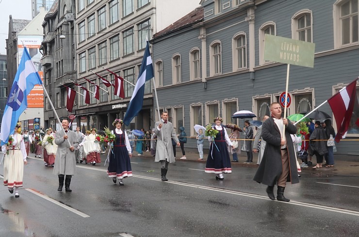 Rīdzinieki skata dziesmu un deju svētku dalībnieku gājienu Rīgā - «Novadu dižošanās» 338813