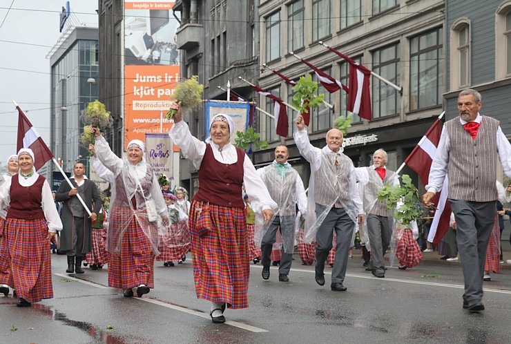 Rīdzinieki skata dziesmu un deju svētku dalībnieku gājienu Rīgā - «Novadu dižošanās» 338814