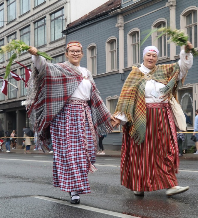 Rīdzinieki skata dziesmu un deju svētku dalībnieku gājienu Rīgā - «Novadu dižošanās» 338817