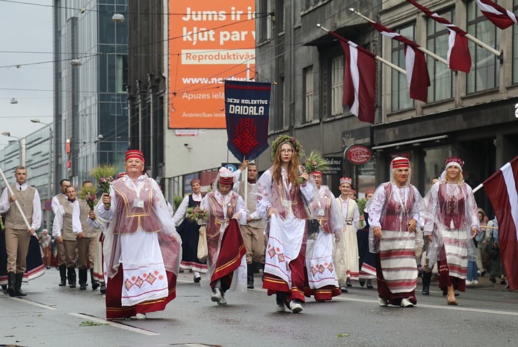 Rīdzinieki skata dziesmu un deju svētku dalībnieku gājienu Rīgā - «Novadu dižošanās» 338818