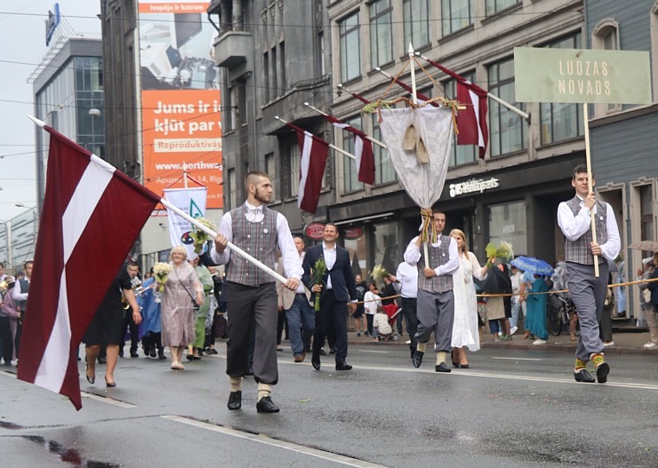 Rīdzinieki skata dziesmu un deju svētku dalībnieku gājienu Rīgā - «Novadu dižošanās» 338819