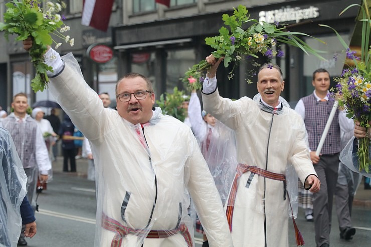 Rīdzinieki skata dziesmu un deju svētku dalībnieku gājienu Rīgā - «Novadu dižošanās» 338820