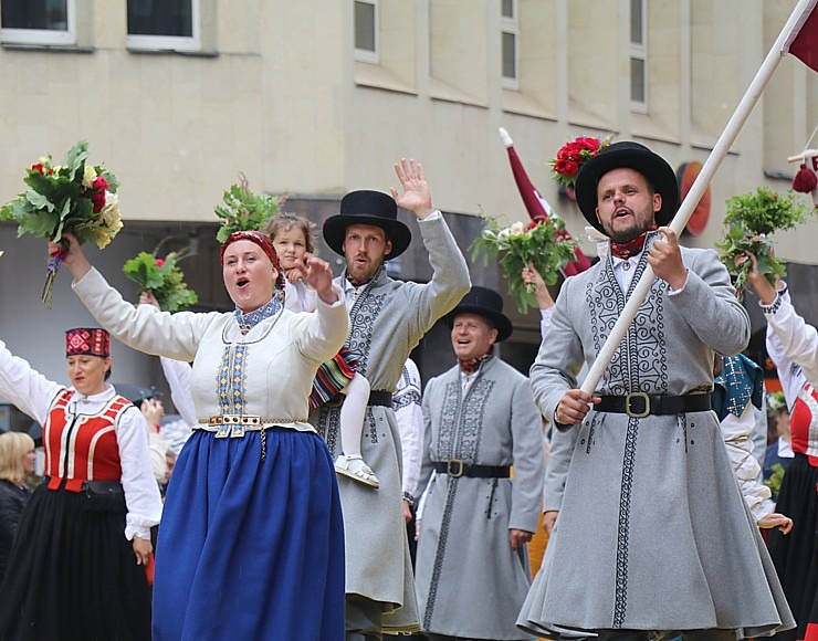 Rīdzinieki skata dziesmu un deju svētku dalībnieku gājienu Rīgā - «Novadu dižošanās» 338749