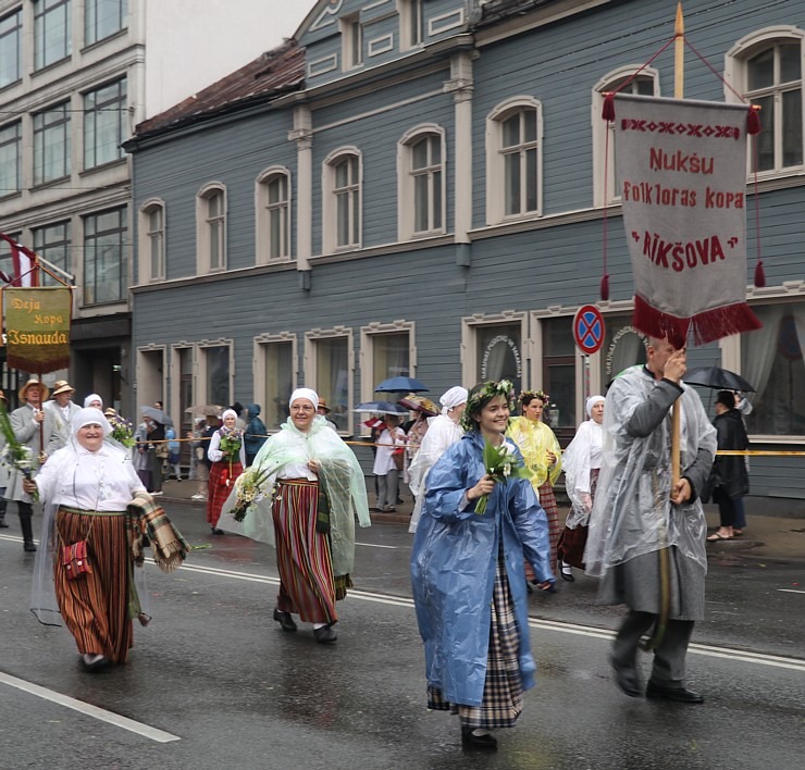 Rīdzinieki skata dziesmu un deju svētku dalībnieku gājienu Rīgā - «Novadu dižošanās» 338821