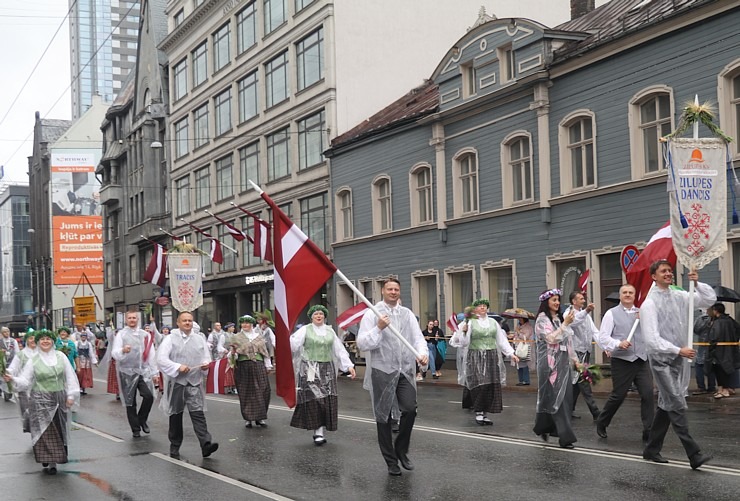 Rīdzinieki skata dziesmu un deju svētku dalībnieku gājienu Rīgā - «Novadu dižošanās» 338822