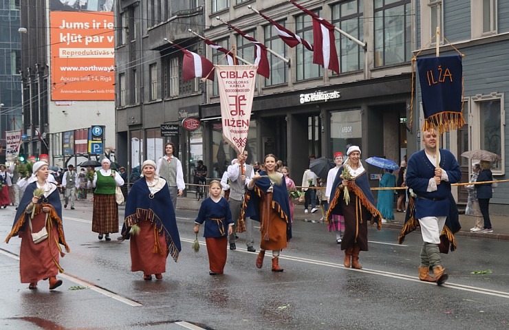Rīdzinieki skata dziesmu un deju svētku dalībnieku gājienu Rīgā - «Novadu dižošanās» 338823