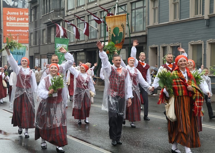 Rīdzinieki skata dziesmu un deju svētku dalībnieku gājienu Rīgā - «Novadu dižošanās» 338824