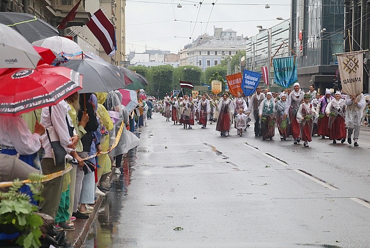 Rīdzinieki skata dziesmu un deju svētku dalībnieku gājienu Rīgā - «Novadu dižošanās» 338825