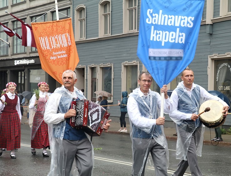 Rīdzinieki skata dziesmu un deju svētku dalībnieku gājienu Rīgā - «Novadu dižošanās» 338826
