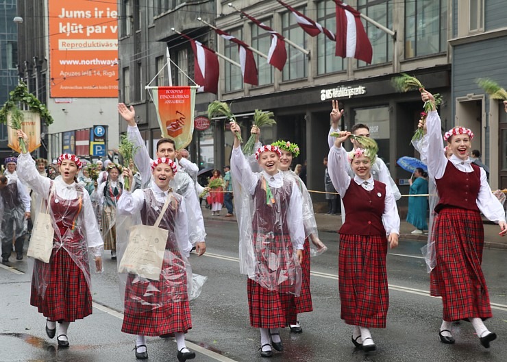 Rīdzinieki skata dziesmu un deju svētku dalībnieku gājienu Rīgā - «Novadu dižošanās» 338827